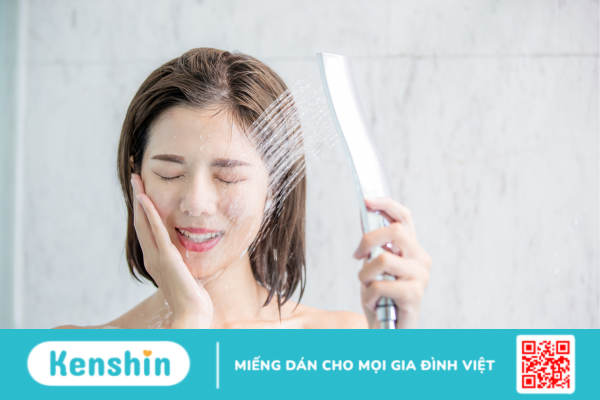 Hỏi đáp bác sĩ: Vết mổ sau sinh bao lâu thì tắm được? Có nên tắm rửa sau sinh mổ?