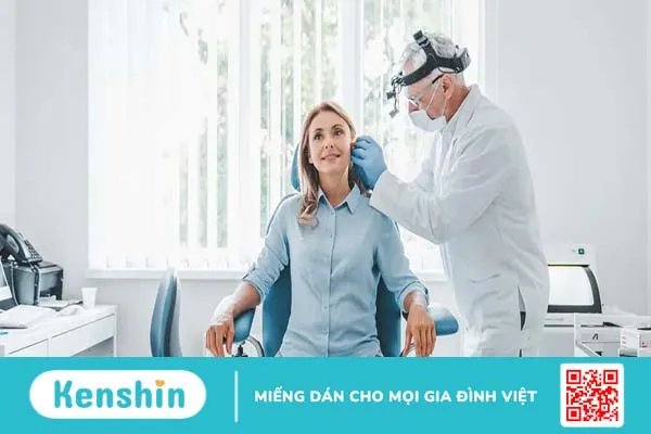 Hướng dẫn cách xử trí mụn trong tai an toàn, hiệu quả