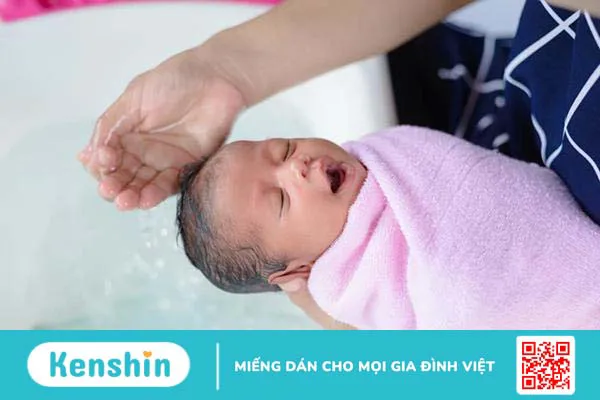 Hướng dẫn pha nhiệt độ nước tắm cho trẻ sơ sinh đúng cách và an toàn