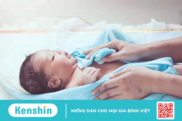 Hướng dẫn pha nhiệt độ nước tắm cho trẻ sơ sinh đúng cách và an toàn