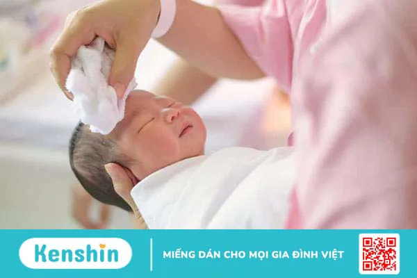 Hướng dẫn pha nhiệt độ nước tắm cho trẻ sơ sinh đúng cách và an toàn