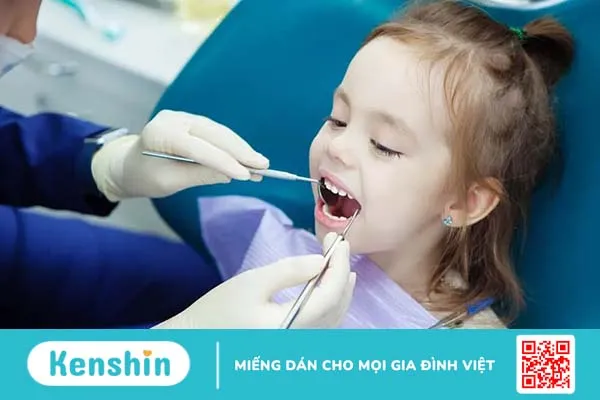 Khi nào nên nhổ răng sữa cho bé? Nhổ răng sữa tại nhà cần lưu ý điều gì?