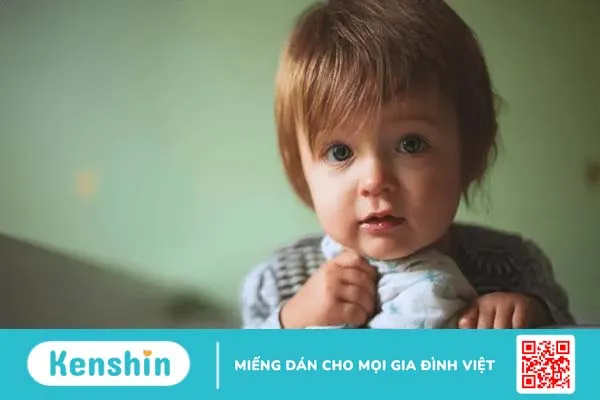 Làm thế nào khi bé ngã từ trên giường xuống đất? Khi nào cần cấp cứu?