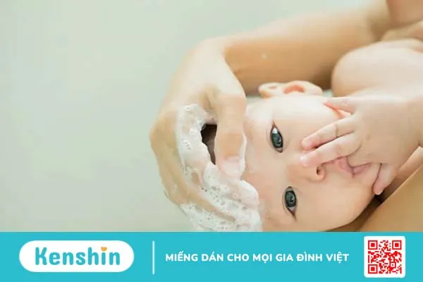 Lông mày trẻ sơ sinh có vảy có nguy hiểm không, chăm sóc thế nào?