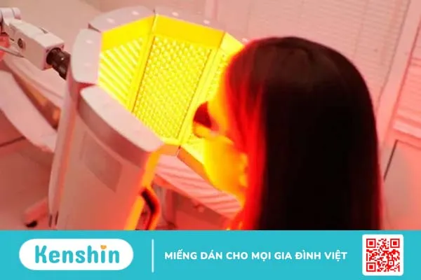 Mặt nạ ánh sáng sinh học: Xu hướng điều trị mụn năm 2019