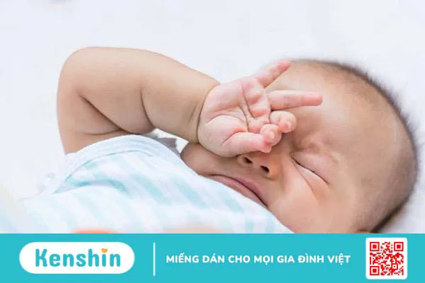 Mắt trẻ sơ sinh đổ ghèn do đâu? Vệ sinh mắt cho bé như thế nào là đúng?