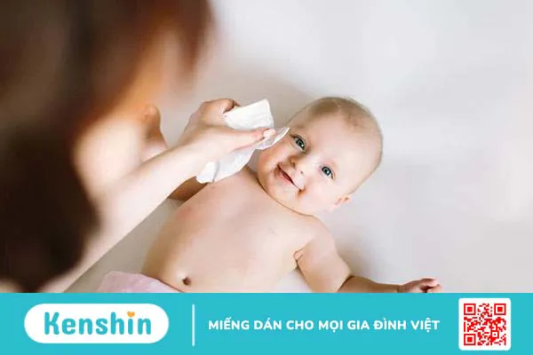 Mắt trẻ sơ sinh đổ ghèn do đâu? Vệ sinh mắt cho bé như thế nào là đúng?