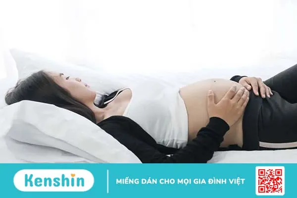 Mẹ bầu nằm ngửa khi ngủ nguy hại ra sao? Cách đổi tư thế ngủ an toàn