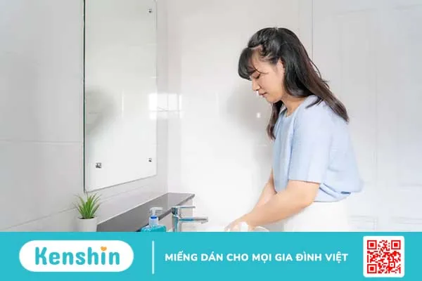 Mẹ bị COVID-19 cho con bú sữa mẹ có được không?