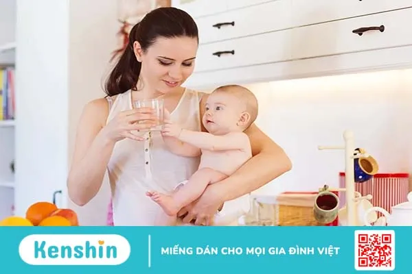 Mẹ cho con bú uống bao nhiêu nước là đủ? Làm sao tránh mất nước?