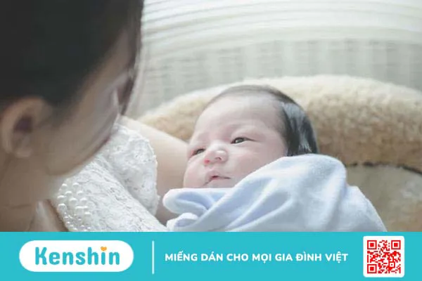 Mẹ có nên nằm than sau sinh? Bật mí cách giữ ấm an toàn hơn cho mẹ!