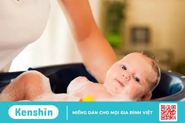 Mẹ đã biết cách gội đầu cho trẻ sơ sinh chưa?