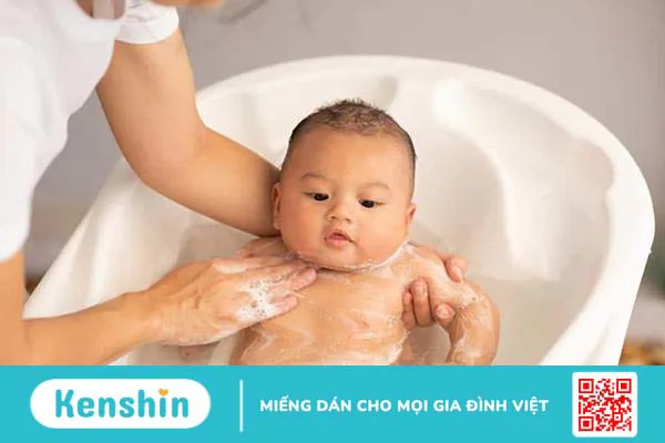 Mẹ nên làm gì khi bé bị hăm cổ? Mẹo ngừa hăm cổ đơn giản mà hiệu quả