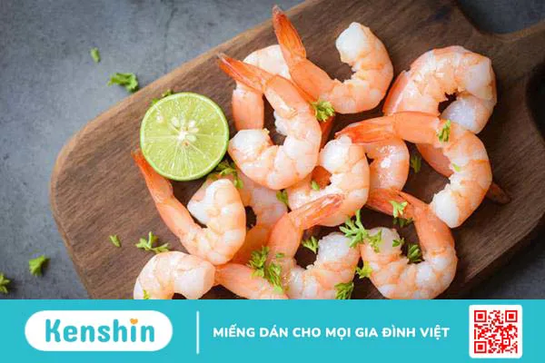 Mẹ sau sinh ăn tôm được không? Bao lâu thì ăn được?