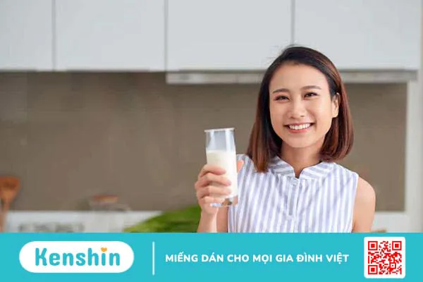 Mẹ sau sinh uống sữa tươi được không, cần lưu ý những gì?