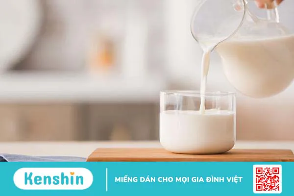 Mẹ sau sinh uống sữa tươi được không, cần lưu ý những gì?