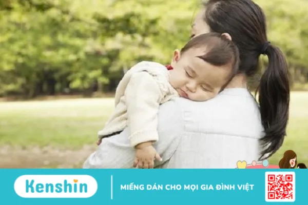 Mẹo giảm đau lưng khi bồng bế bé dành cho các mẹ