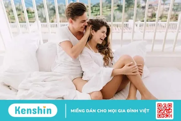 Nên quan hệ lúc nào sau khi thu nhỏ cô bé?