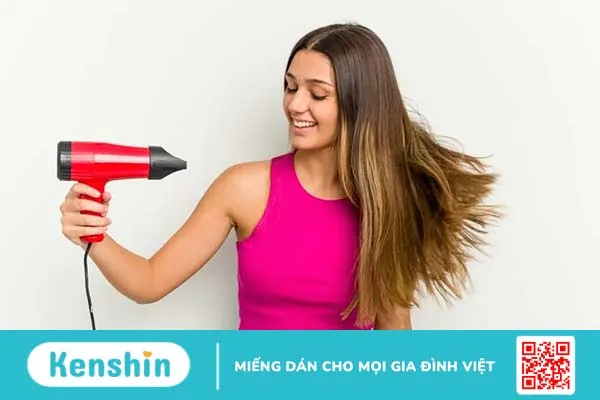 Nên sấy tóc hay để tóc khô tự nhiên sau khi gội để tóc chắc khỏe, suôn mượt?