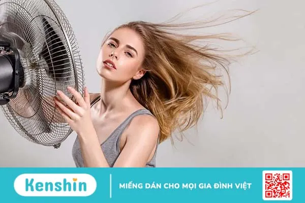 Nên sấy tóc hay để tóc khô tự nhiên sau khi gội để tóc chắc khỏe, suôn mượt?