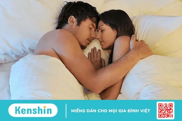 Ngủ nude: Lợi ích, rủi ro và bí quyết để ngủ khỏa thân an lành