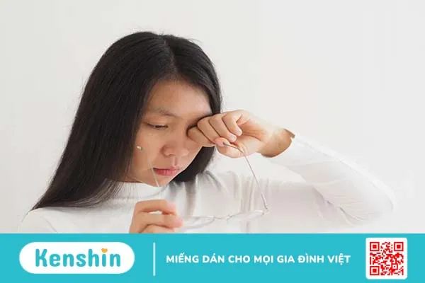 Người bị đau mắt đỏ nên làm gì để giảm khó chịu và tránh lây lan?