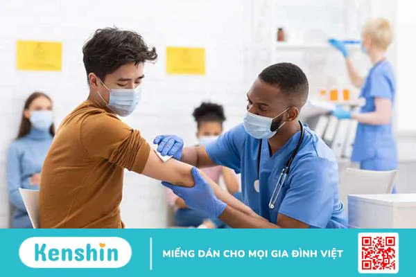 Người đang bị cảm cúm có tiêm phòng Covid được không?