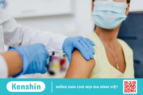 Người đang bị cảm cúm có tiêm phòng Covid được không?