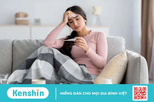 Người lớn bị sốt nóng lạnh nên làm gì?