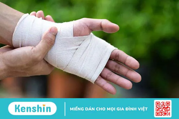 Nhận biết bong gân cổ tay và cách xử trí