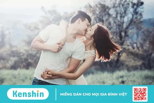 Niềng răng có hôn được không? Cách hôn khi niềng răng