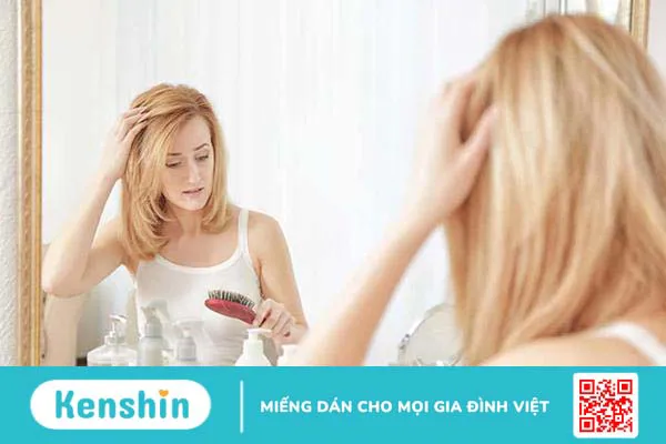 Rụng tóc sau sinh nên uống gì? Mẹ sợ hói cần biết mà dùng