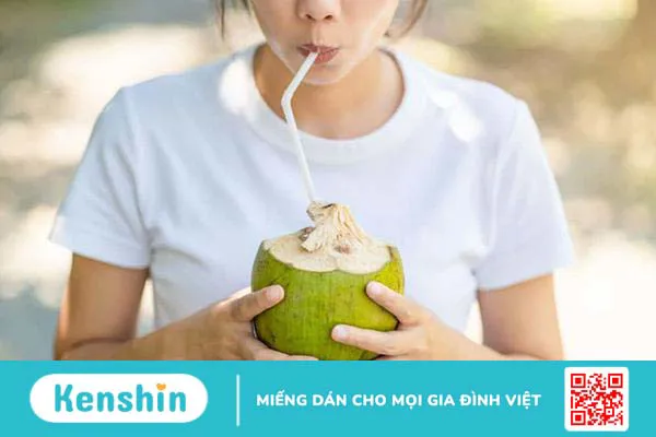 Sau sinh bao lâu được uống nước dừa? Cách uống nước dừa khoa học