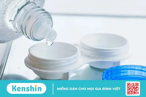 Sử dụng kính áp tròng chưa bao giờ là chuyện dễ dàng!