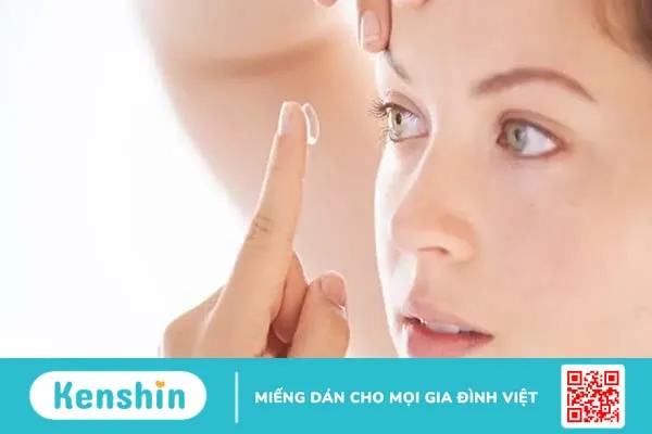 Tác hại của kính áp tròng: Bạn chớ nên xem thường