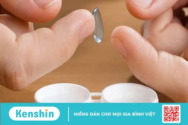 Tác hại của kính áp tròng: Bạn chớ nên xem thường