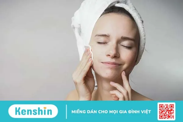 Tại sao dùng kem chống nắng bị mụn?