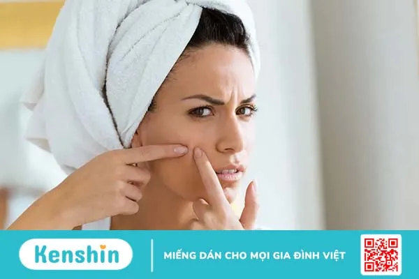 Tại sao dùng kem chống nắng bị mụn?