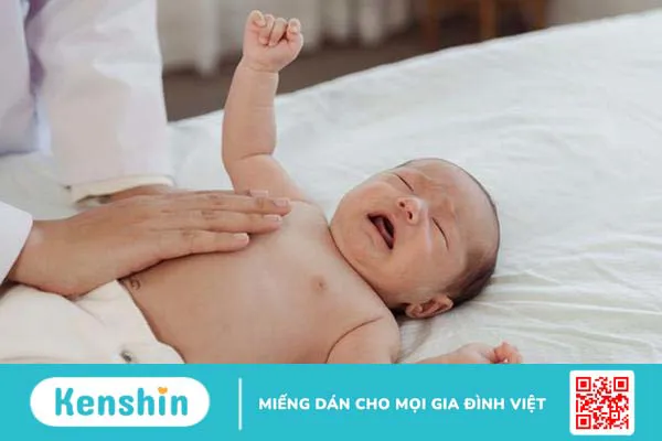 Tại sao không cho trẻ sơ sinh uống nước? Hiểu rõ để nuôi con đúng cách