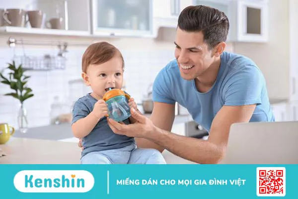 Tại sao không cho trẻ sơ sinh uống nước? Hiểu rõ để nuôi con đúng cách