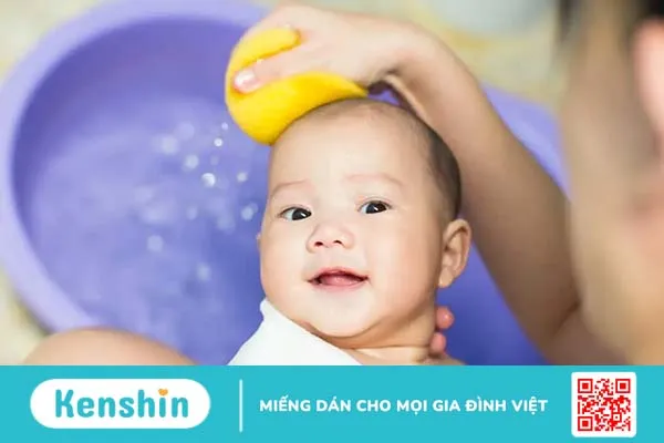 Tắm lá khế cho bé có tốt như lời đồn? Cách tắm lá khế tối ưu hiệu quả