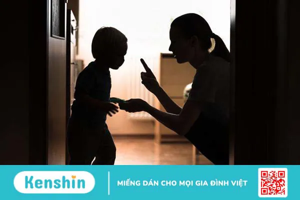 Tát vào mặt trẻ có sao không? Làm gì khi lỡ đánh con?