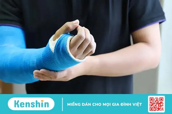 Tay bị đau nhức trong xương không chỉ là vấn đề xương khớp!