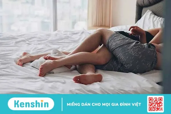 Tay dính tinh trùng chạm vào vùng kín có thai không?