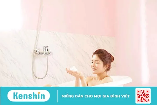 Tẩy tế bào chết trước hay sau khi tắm? Thứ tự nào là chuẩn?