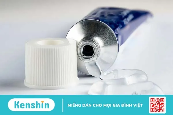 Thuốc mỡ tra mắt có tác dụng gì & Cách tra thuốc mỡ mắt