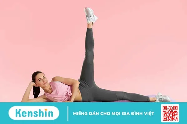 cô gái đang tập bài tập giảm mỡ bụng cho người lười -nâng chân nằm nghiêng