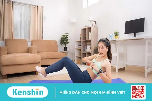 cô gái đang tập Vặn bụng kiểu Nga (Russian twist)