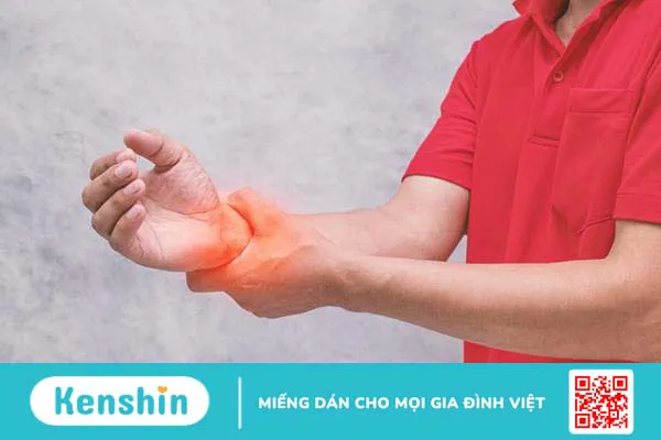 Tràn dịch khớp cổ tay gây sưng, phải làm sao?