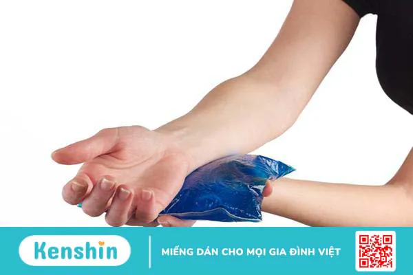 Tràn dịch khớp cổ tay gây sưng, phải làm sao?